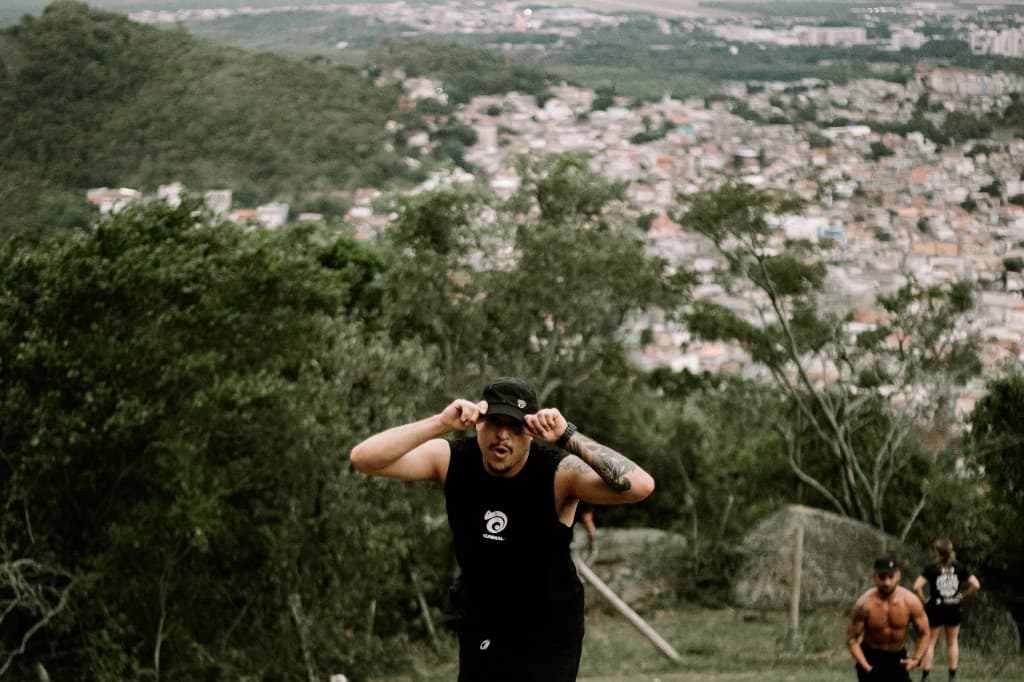 Atleta CAMAL com a cidade ao fundo