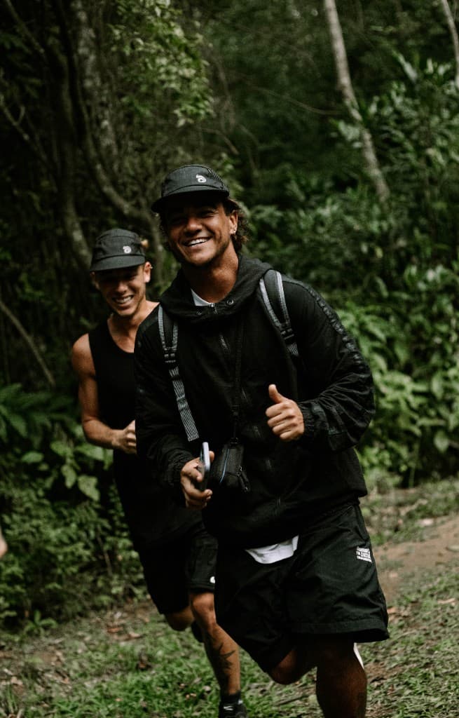 Dupla CAMAL correndo e sorrindo na mata