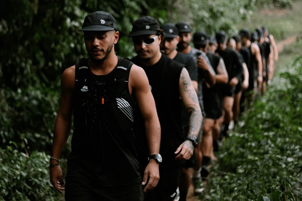Grupo de corredores CAMAL em trilha na mata
